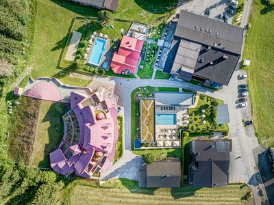 Jesacherhof: Ihr Hotel im Defereggental Luftaufnahme eines Resorts mit Pools, Gebäuden und umliegender grüner Landschaft