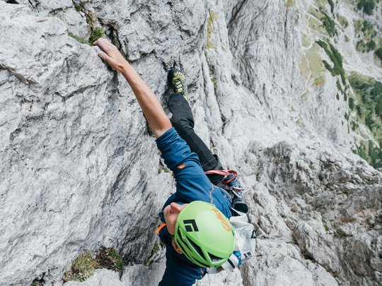 Jesacherhof: Ihr Hotel im Defereggental Kletterer mit grünem Helm beim Aufstieg an steiler Felswand