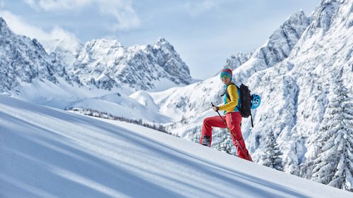 Unvergesslicher Skiurlaub im Defereggental Wanderer mit bunten Kleidern in verschneiter Berglandschaft