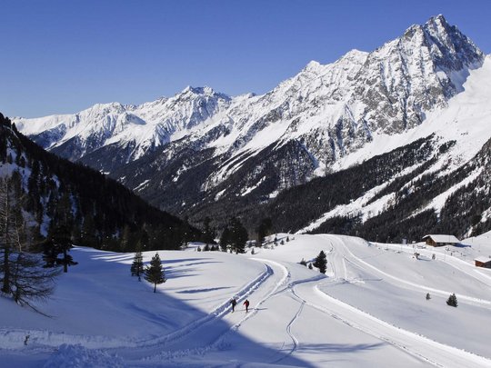 St. Jakob in Defereggen: escursioni e gite Montagne innevate con due sciatori su sentiero in valle alpina