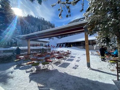 Après-ski direttamente all’Hotel Jesacherhof Terrazza innevata e assolata con tavoli vuoti in montagna