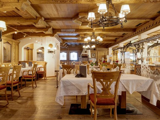 Jesacherhof: Gourmethotel in Österreich Rustikales Restaurant mit Holzmöbeln und warmem Lampenlicht