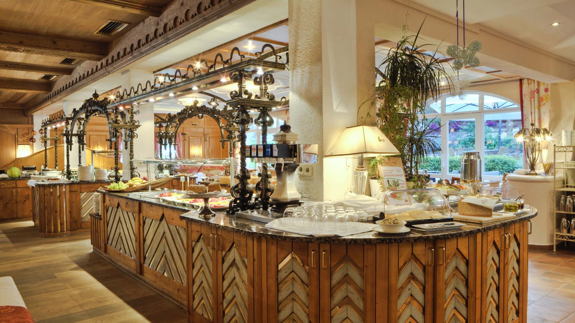 Jesacherhof: Gourmethotel in Österreich Gemütliches rustikales Restaurant-Buffet mit Holztheke und vielfältigem Frühstücksangebot