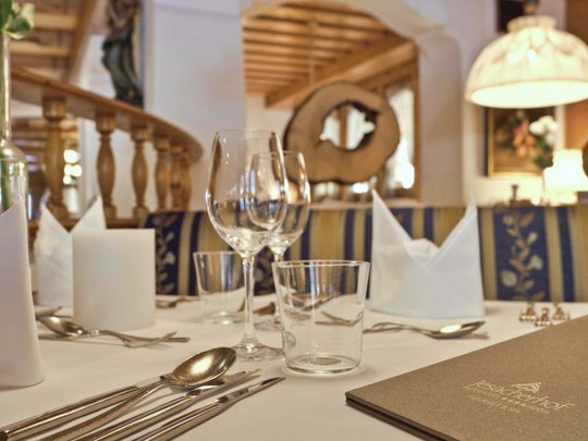 Jesacherhof: Gourmethotel in Österreich Eleganter gedeckter Tisch mit Weingläsern und Besteck in einem Restaurant