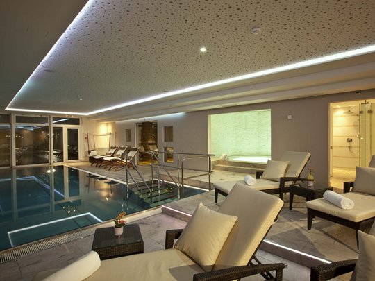 Wellnesshotel im Defereggental: Wohlfühlurlaub vom Feinsten Innenpool- und Spa-Bereich mit Liegestühlen und Dusche
