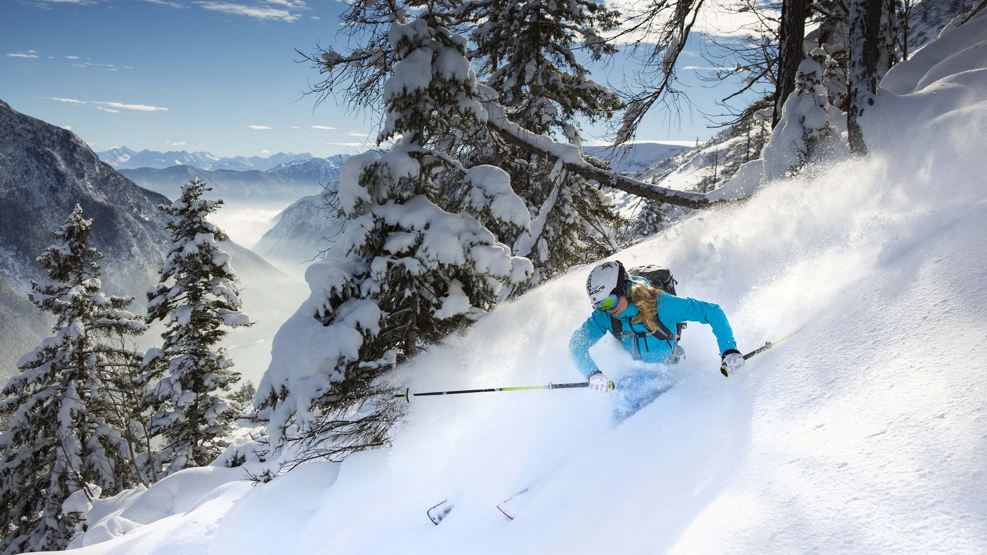 Unvergesslicher Skiurlaub im Defereggental Skifahrerin fährt im unberührten Pulverschnee in den Bergen