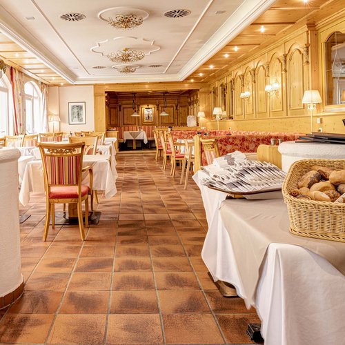 Jesacherhof: Gourmethotel in Österreich Helles Restaurant mit hölzernen Möbeln, gedeckten Tischen und Frühstücksbuffet
