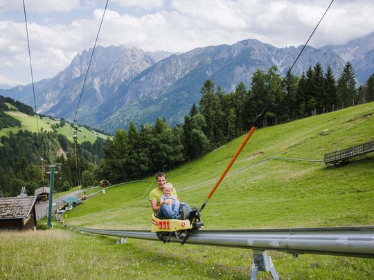 Trekking in Tirolo, Austria: allo Jesacherhof Padre e figlio su pista di slittino estiva in montagna
