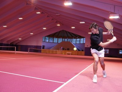 Wellnesshotel im Defereggental: Wohlfühlurlaub vom Feinsten Mann spielt Tennis in einer Halle mit rosa Boden und Decke