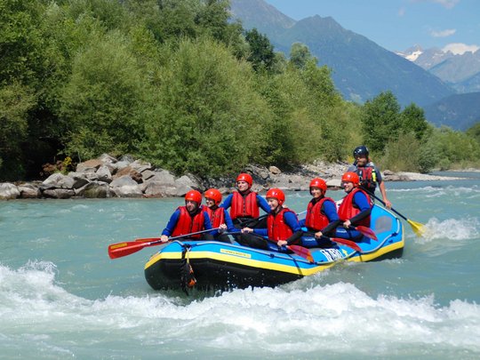 Trekking in Tirolo, Austria: allo Jesacherhof Sei persone che fanno rafting in acque bianche su un fiume di montagna