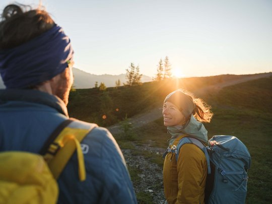 Jesacherhof: Ihr Hotel im Defereggental Zwei Wanderer mit Rucksäcken im Sonnenuntergang in den Bergen