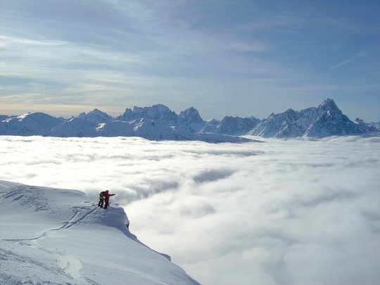 Jesacherhof: Ihr Hotel im Defereggental Zwei Wanderer auf schneebedecktem Berg mit Blick auf Nebelmeer und Alpen
