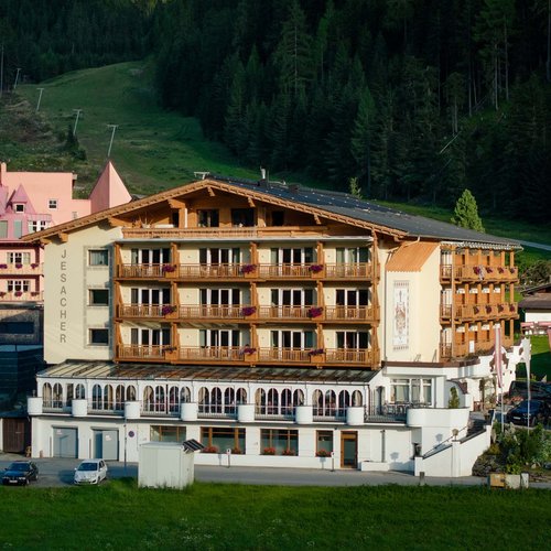 Urlaub in St. Jakob im Defereggental Hotel Jesacher in den Bergen mit Wald im Hintergrund und Autos im Vordergrund