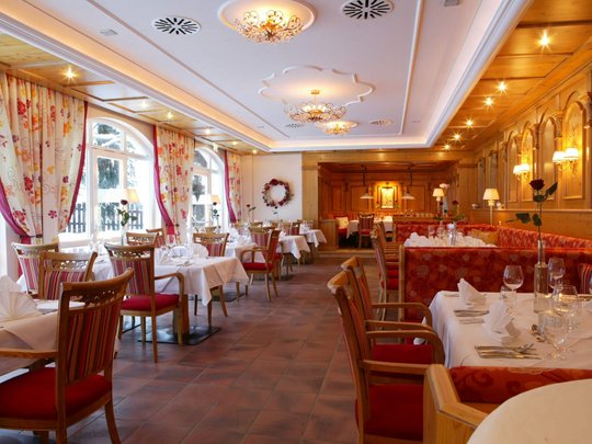 Jesacherhof: Gourmethotel in Österreich Gemütliches Restaurant mit Holzmöbeln und festlich gedeckten Tischen