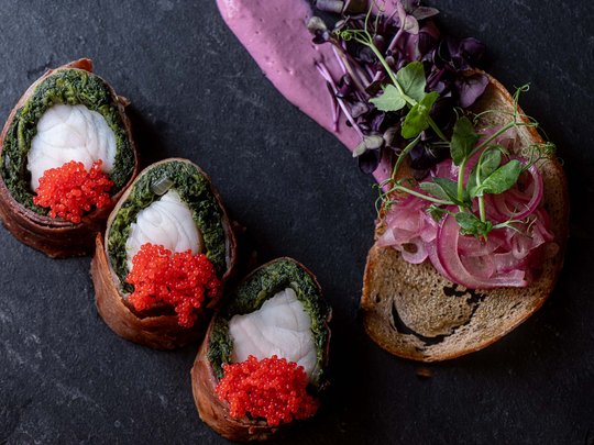 Jesacherhof: Gourmethotel in Österreich Feine Fischrollen mit rotem Rogen und grünem Blattgemüse, serviert mit geröstetem Brot und Zwiebeln