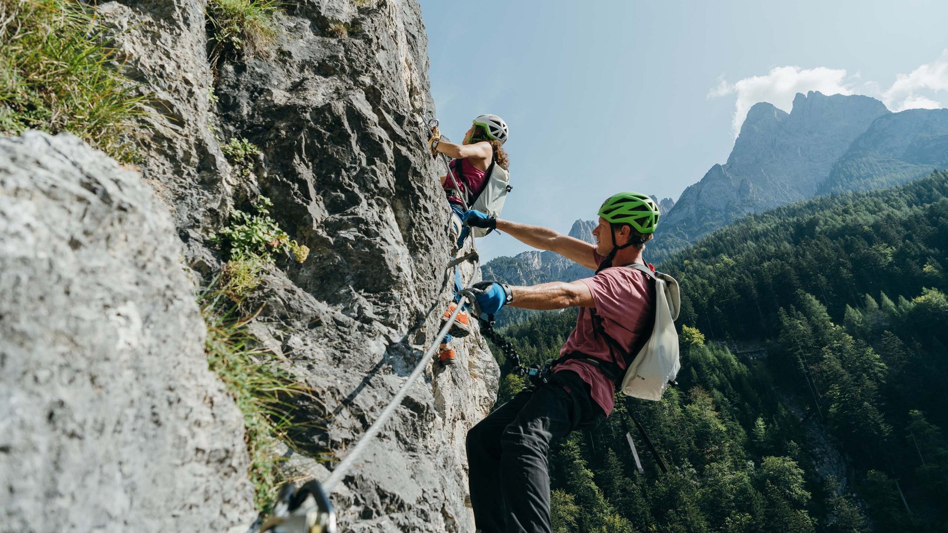 Trekking in Tirolo, Austria: allo Jesacherhof Due arrampicatori con caschi scalano una parete rocciosa in montagna